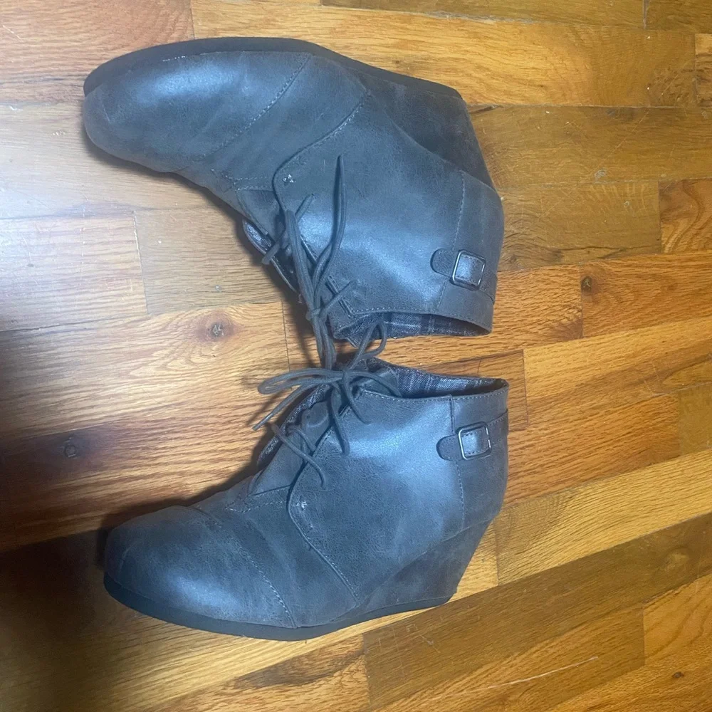 Maurices Women's 9.5 9 1/2  Cheri Gray Faux Leather Wedge Ankle Booties Lace Up